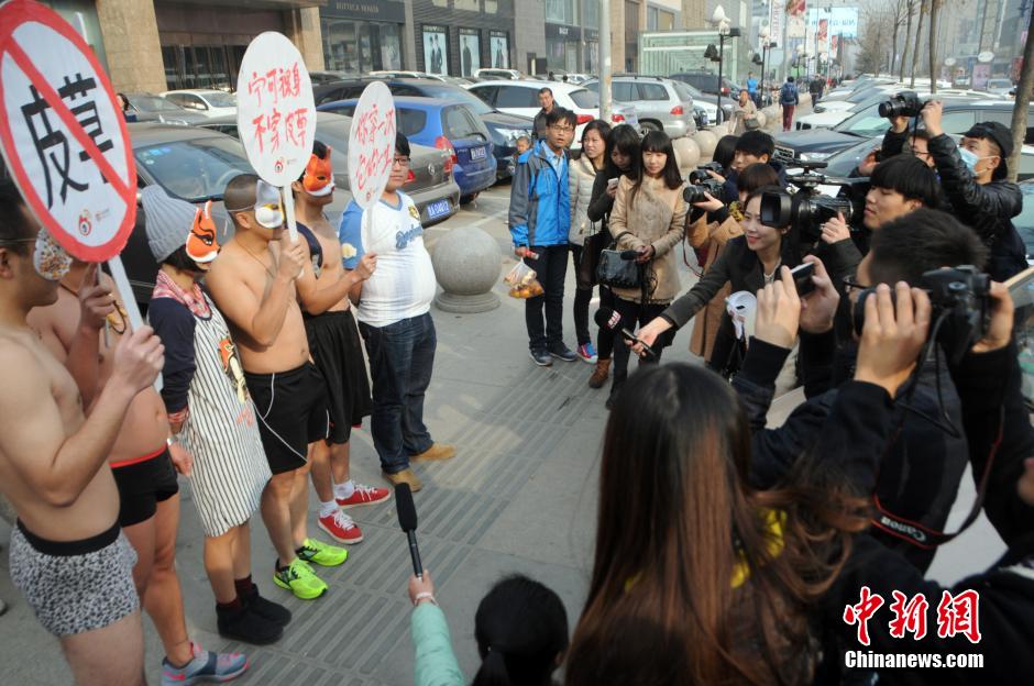 Voluntarios semidesnudos de Shanxi protestan contra negocios de ropas de piel