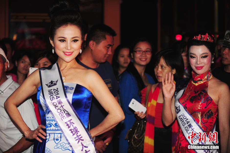 Más de 50 mujeres casadas compiten por el título “Mrs Globe” en China