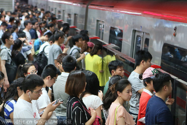 Pasajeros esperan al siguiente tren en hora punta en la estación de metro de Sihui en Pekín, el 22 de mayo. [Foto/IC] 