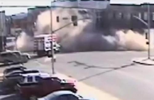 Un coche huye de la policía y se estrella contra un edificio que derrumba