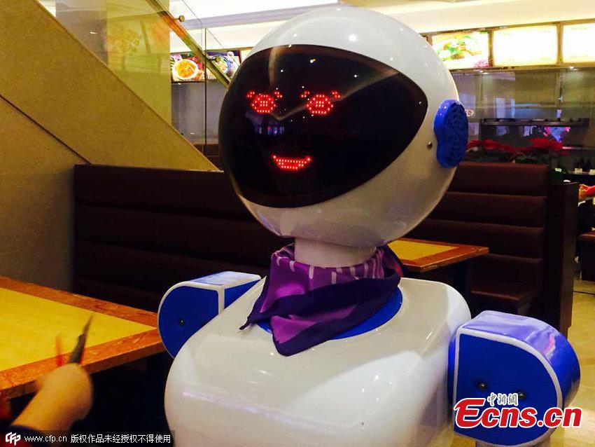 Camareros robots sirven en un restaurante de Ningbo