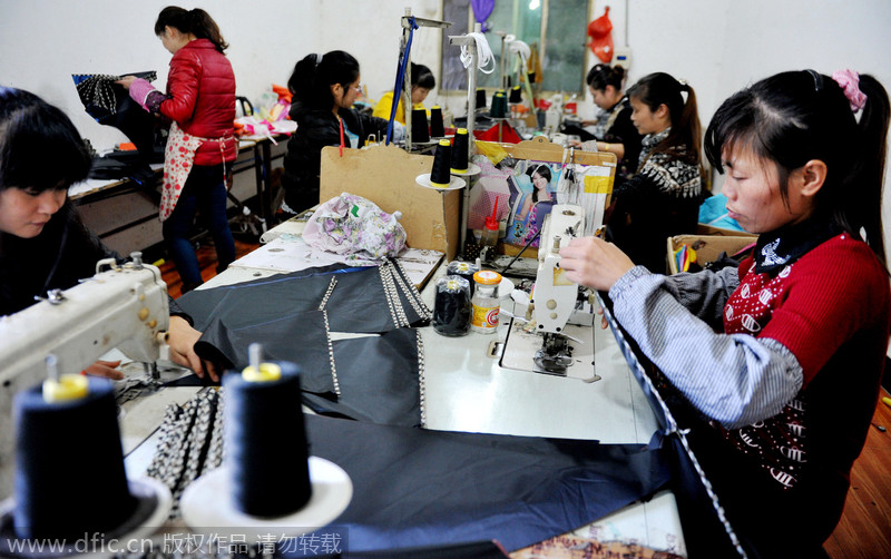 Las trabajadoras cosen los paraguas en un pueblo de la ciudad de Dexing, en la provincia de Jiangxi, el 29 de noviembre de 2014. [Foto/IC]