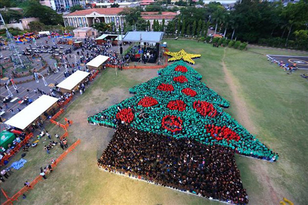 Récord Guinness al árbol de Navidad humano más grande del mundo