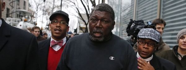 Policía blanco de Nueva York es exculpado de la muerte de un negro