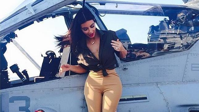 Kim Kardashian visita a las tropas de EE.UU. en Abu Dabi
