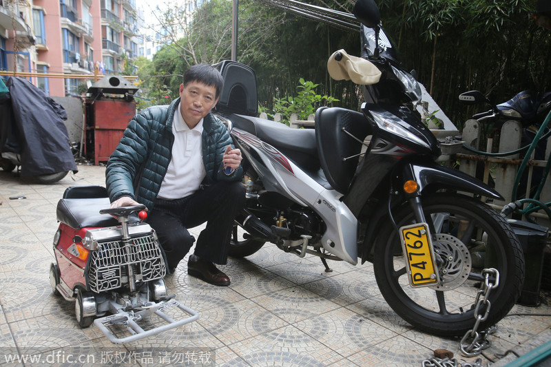 Shanghainés fabrica un mini-coche con sus propias manos