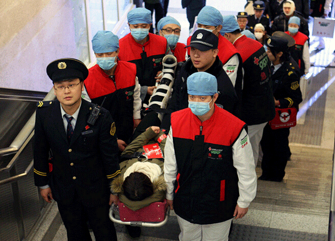Realizan un simulacro de situación de emergencia en la línea 7 del metro de Pekín el jueves, en el que emulan el escenario tras el descarrilamiento de un tren subterráneo con decenas de pasajeros heridos.