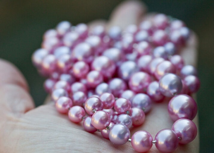 Una mujer casi se traga una perla única valorada en 3.000 dólares
