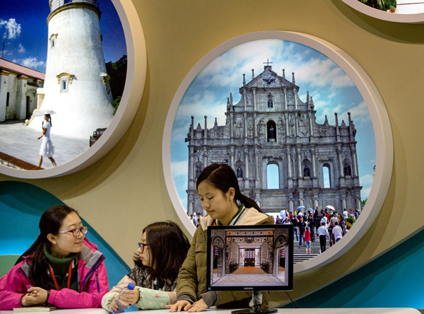 Exposición con fotografías de los monumentos históricos de Macao en una exhibición organizada para el XV Aniversario de la Fundación de la Región Administrativa Especial de Macao. La exposición, que se inauguró el lunes en el Centro de Exposiciones de Pekín, y que se prolongará hasta el 28 de diciembre, muestra los medios de vida, logros, y la armonía social y económica de Macao