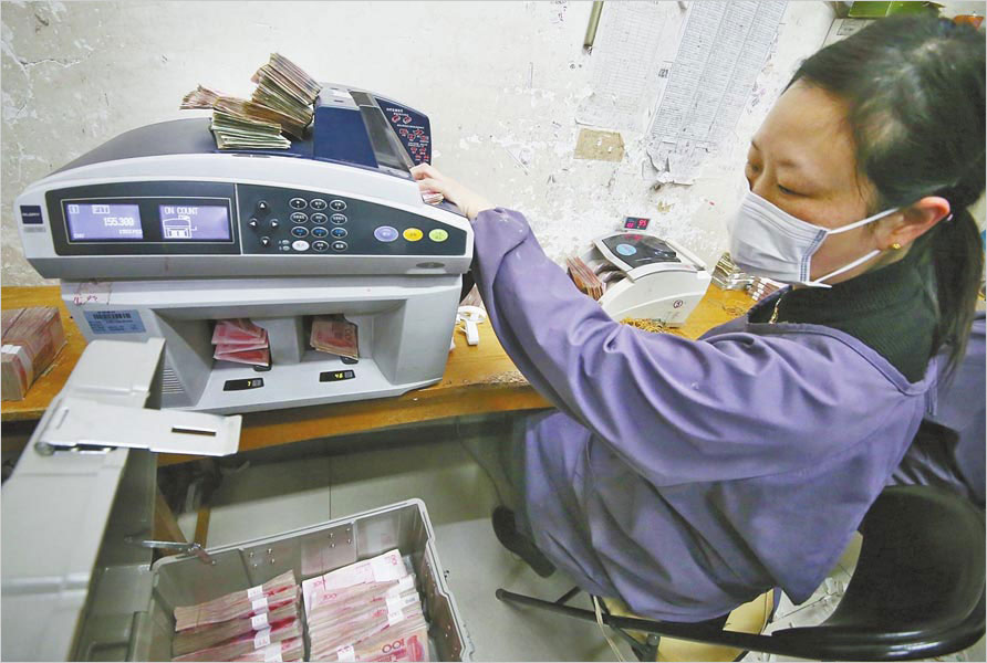 Foto sin fecha de una máquina contando los billetes antiguos en la provincia de Henan. 