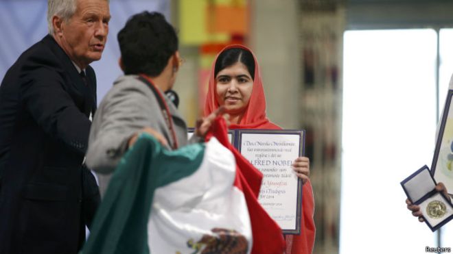 Un estudiante mexicano irrumpió en la entrega del Nobel con una bandera mexicana manchada de sangre