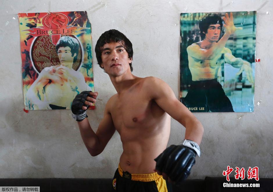 Hombre afgano quien se parece mucho a Bruce Lee  2