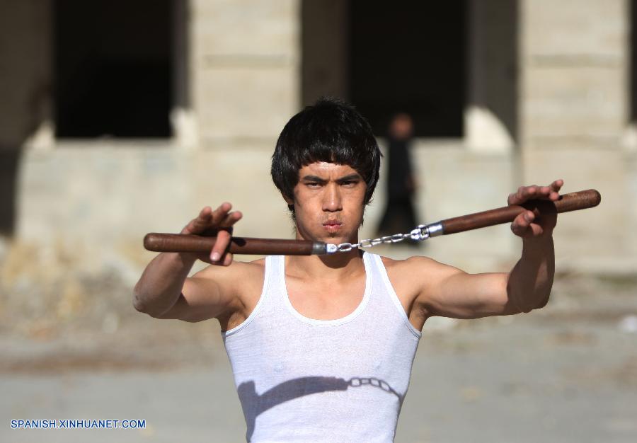 Hombre afgano quien se parece mucho a Bruce Lee 