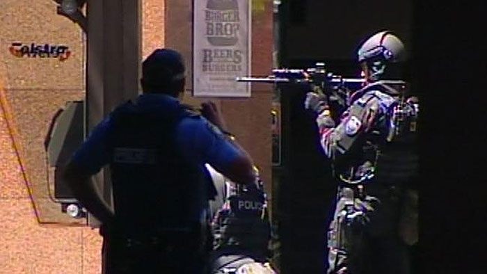 Desconocido con bandera islámica retienen a rehenes en una cafetería de Sydney