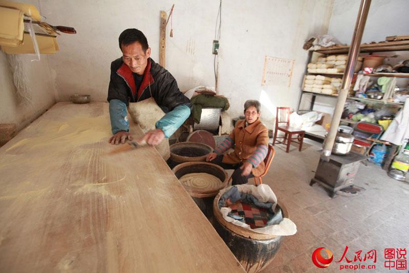 Haciendo fideos en el pueblo Shixia de Guanzhong, provincia de Shaanxi. 