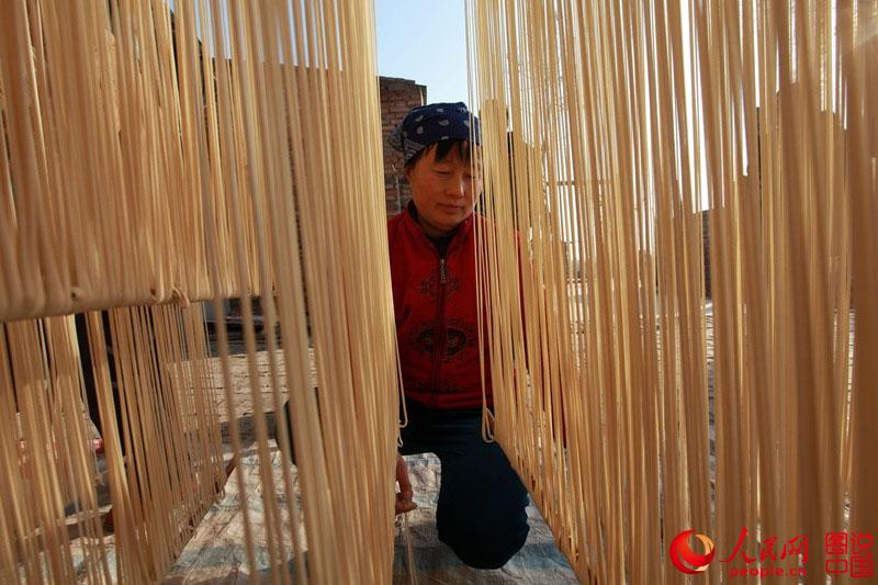 Haciendo fideos en el pueblo Shixia de Guanzhong, provincia de Shaanxi. 