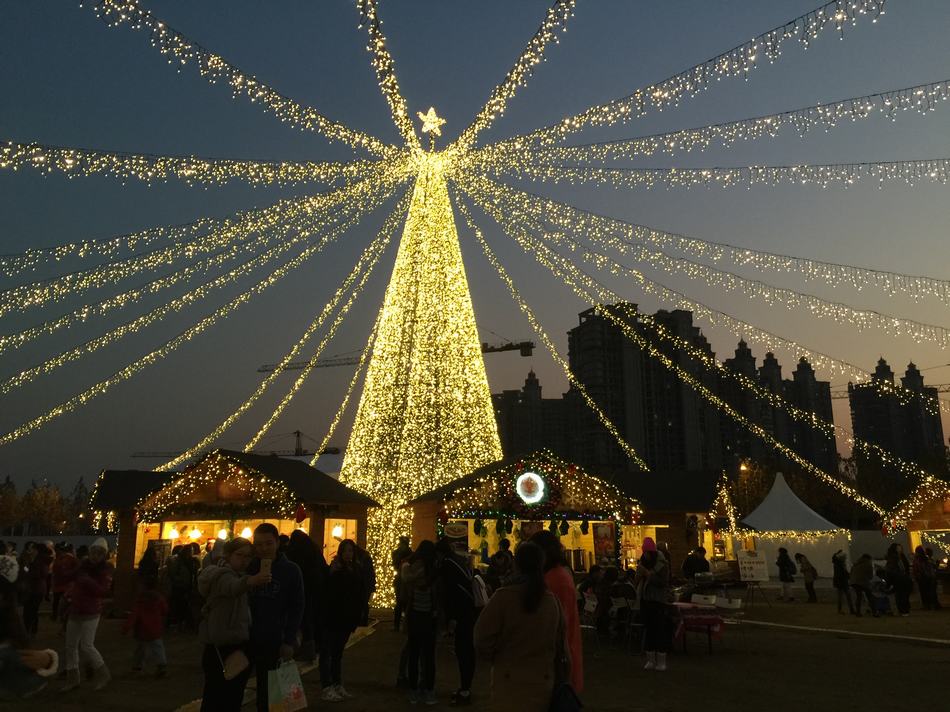 El mercado navideño alemán en el distrito Xuhui de Shanghai es el mayor mercado de Navidad de China. Cuenta con un árbol de Navidad de 16 metros de altura adornado con más de 20.000 luces brillantes y actuaciones en directo de coros, cantantes de pop y DJs. [Foto / CRI ]
