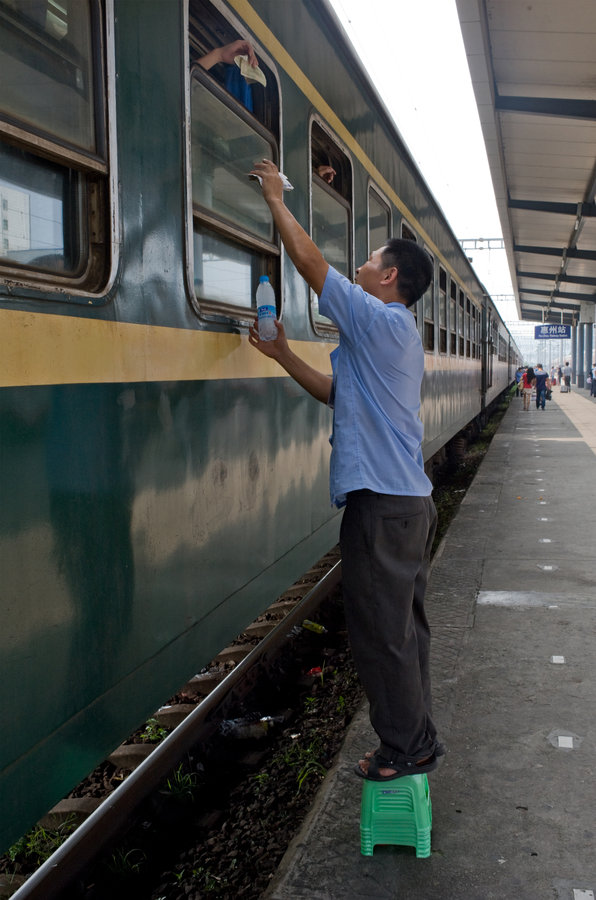 Un "verde" en la estación de Huizhou, Guangdong . A diferencia de los nuevos trenes que tienen aire acondicionado, en el clásico "verde", los pasajeros pueden abrir las ventanas y disfrutar del aire fresco. (Foto: CFP)
