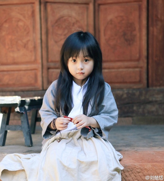 Adorable niña vestida estilo Han