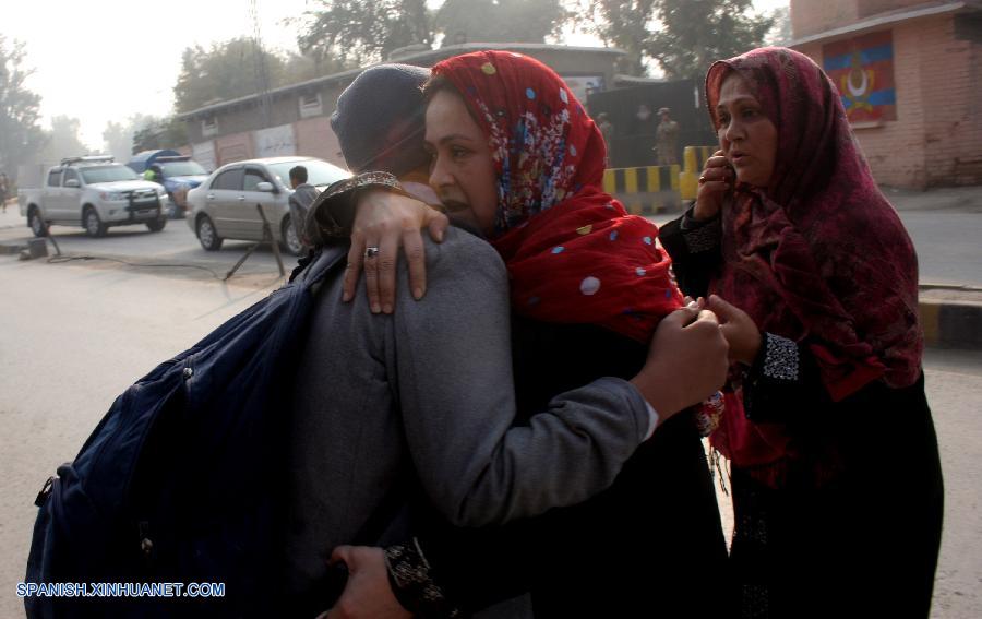 Mueren 141 personas, incluyendo 132 estudiantes, en ataque contra escuela en Peshawar, Pakistán 2