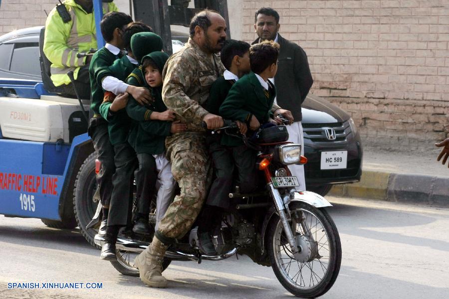 Mueren 141 personas, incluyendo 132 estudiantes, en ataque contra escuela en Peshawar, Pakistán 4