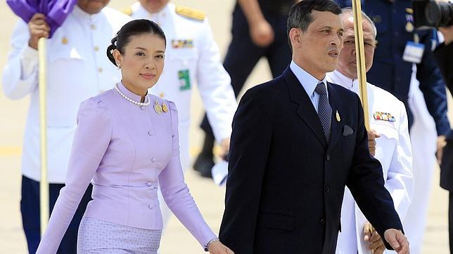 Príncipe heredero de Tailandia se separa de su corrupta esposa