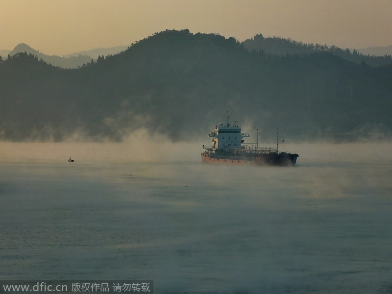 Niebla matinal en el río Yangtze