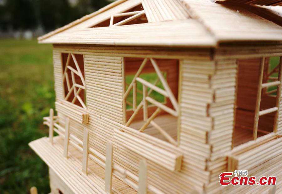 Estudiantes crean casas con palitos de madera