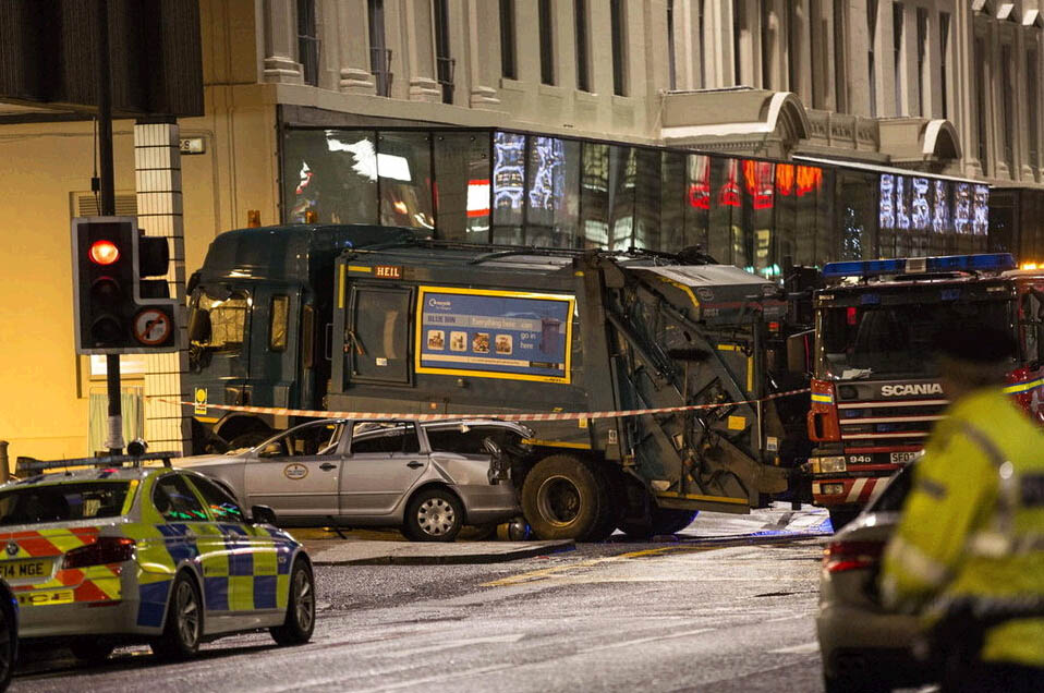 Camión de la basura atropella en Glasgow a seis personas
