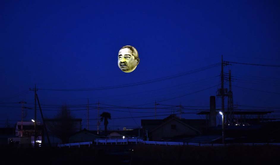 Aparece en el cielo japonés un gigante globo de ¨cara de tío¨