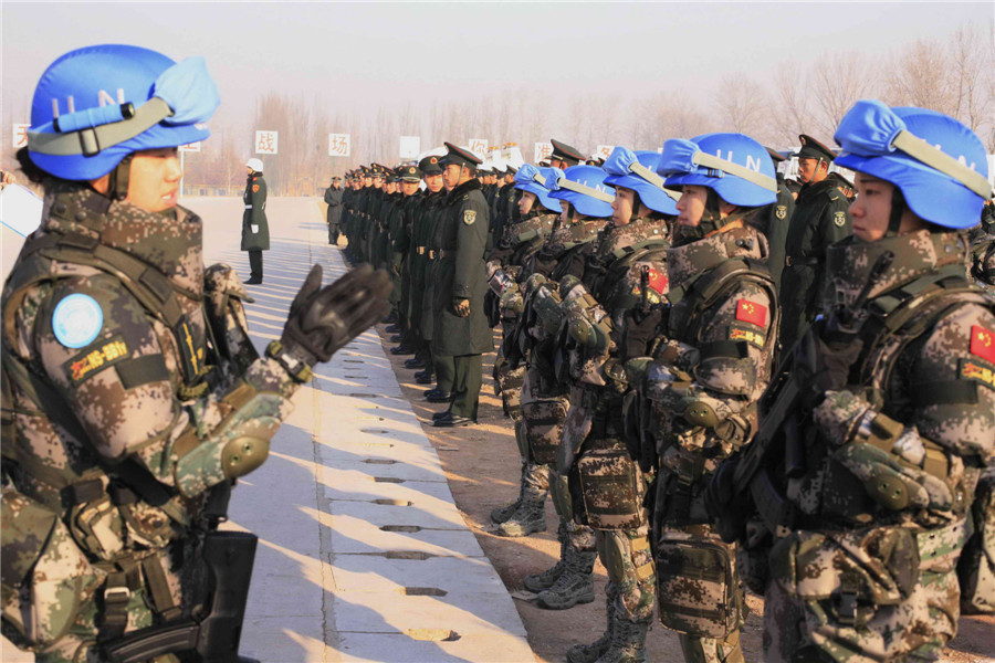 Las soldados, principalmente a cargo de las tareas relacionadas con las mujeres locales, son las primeras mujeres del país que participan, de esta manera, en una misión de paz de las Naciones Unidas. [Foto: Zhao Ruixue]