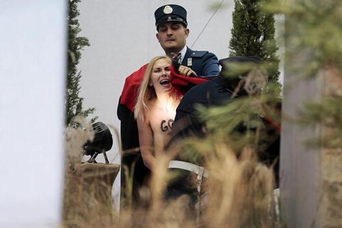Una mujer protesta con los senos al aire frente al Papa Francisco
