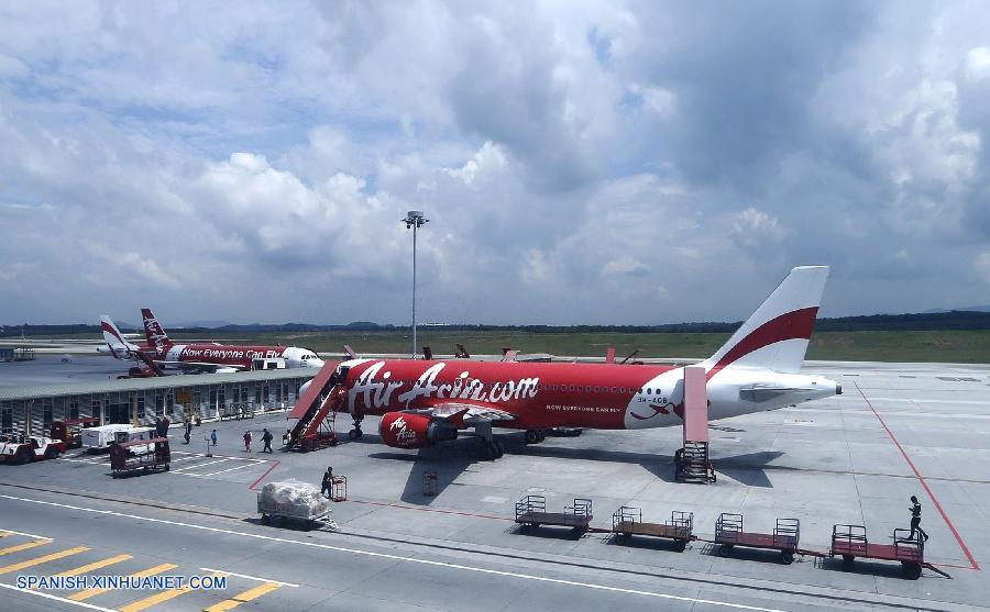 AirAsia revela información de pasajeros y tripulantes a bordo de avión desaparecido