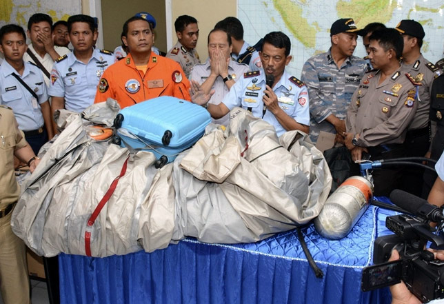 Encuentran restos y cuerpos del avión de AirAsia 