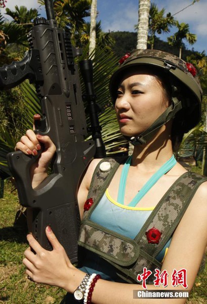 Las candidatas "Miss Leisure 2014", camuflajeadas y sosteniendo armas láser, juegan al Counter-Strike en Hainan. [Foto: Chinanews.com]