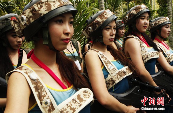 Las candidatas "Miss Leisure 2014", camuflajeadas y sosteniendo armas láser, juegan al Counter-Strike en Hainan. [Foto: Chinanews.com] 