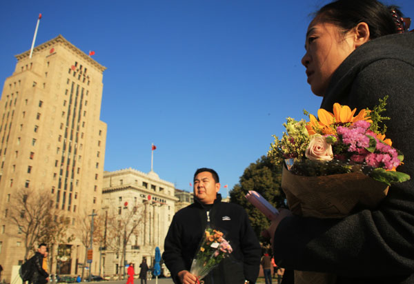 La gente vela por las víctimas de la estampida de Shanghai
