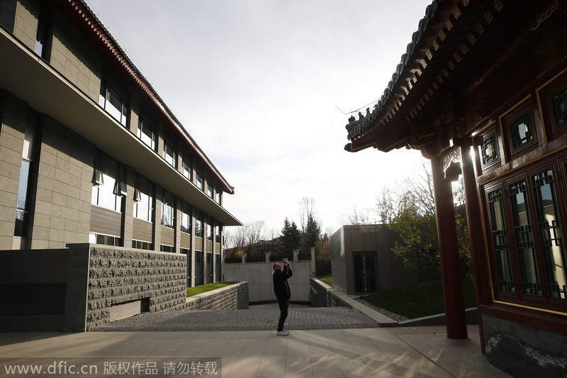 Un hombre hace una foto fuera del centro de reuniones del lago Yanqi en Pekín, el 11 de noviembre de 2014. [Foto/IC]
