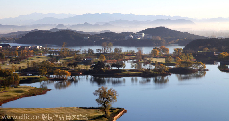 Vista panorámica del lago Yanqi en Pekín, el 13 de octubre de 2014. [Foto/IC]