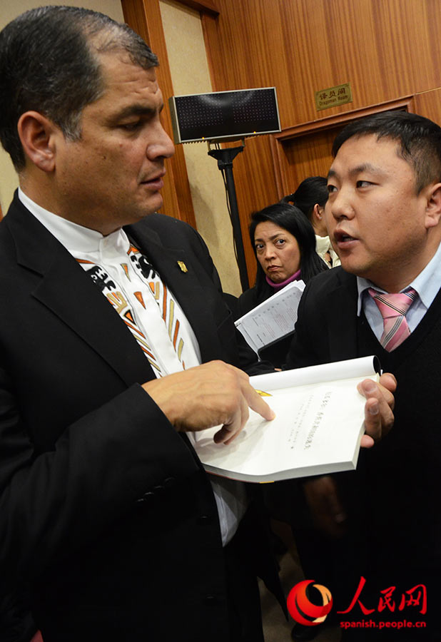 Durante la presentación, Correa dialogó con el público asistente. (Foto: Yasef Ananda)