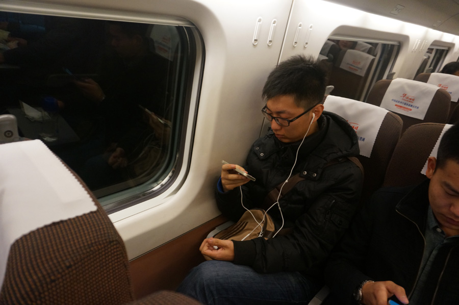 Wang Han, que vive en Yanjiao pero trabaja en Zhichunlu, en Pekín, dijo que con el tren bala D9022 se ahorra más de 30 minutos de su casa al trabajo cada mañana. [Fotografía de Zhang Xiang/chinadaily.com.cn]