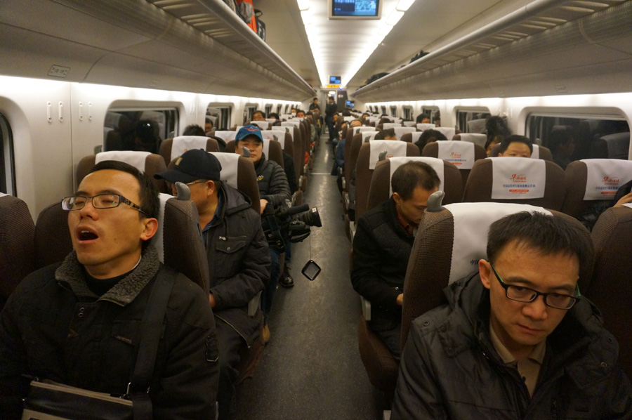 Vista del tren bala D9022. Algunos pasajeros dijeron que el tren, que parte a las 6:46 desde Yanjiao hacia Pekín, sale demasiado temprano por la mañana. [Fotografía deZhang Xiang/chinadaily.com.cn]