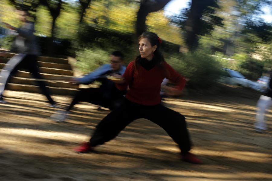 Guadalupe enseña a sus alumnos taichí en Barcelona, España, el 6 de diciembre de 2014. Imparte clases cada fin de semana.