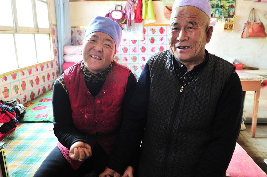 Bai Aixiang y su esposo Ma Wanwa en su casa de Jingyuan, región autónoma Hui de Ningxia, el 13 de enero de 2015. [Foto/CFP]