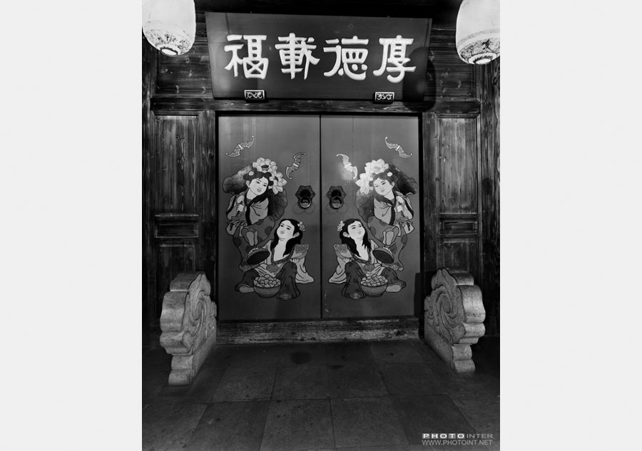 Entrada del Salón del Festival Wuzhen el el área escénica de Wuzhen del Oeste en la ciudad de Tongxiang, provincia de Zhejiang, el 26 de abril de 2014. [Fotografía de Yin Ganjiang/photoint.net]