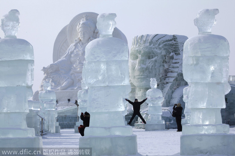 Los visitantes contemplan las esculturas gigantes de hielo y nieve antes del Festival Internacional de Hielo y Nieve de Harbin, en la provincia de Heilongjiang, el 5 de enero de 2010. [Foto/IC]