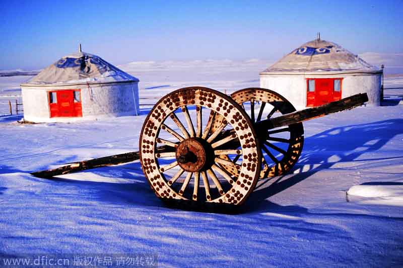 Tradicionales carpas de Mongolia y un carro de madera en las praderas de Hulun Buirin de la región autónoma de Mongolia Interior, en un día de diciembre de 2003. [Foto/IC]