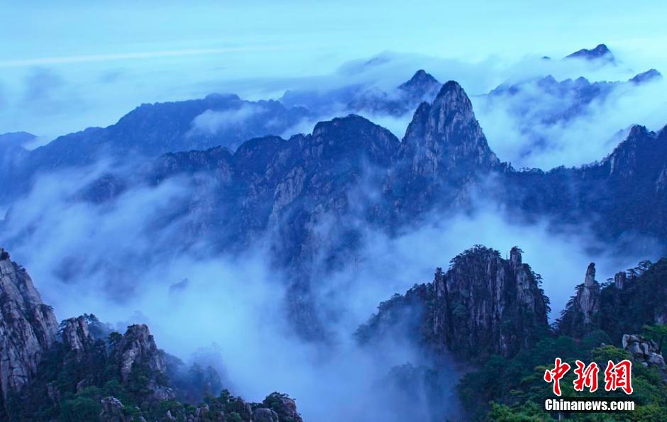 La montaña Huangshan muestra un espectacular "mar de nubes"