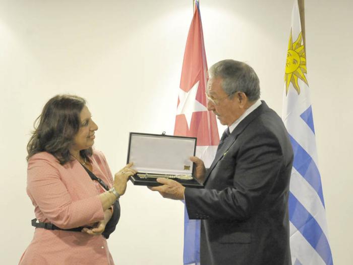 Raúl Castro recibe Llave de la Ciudad de Montevideo