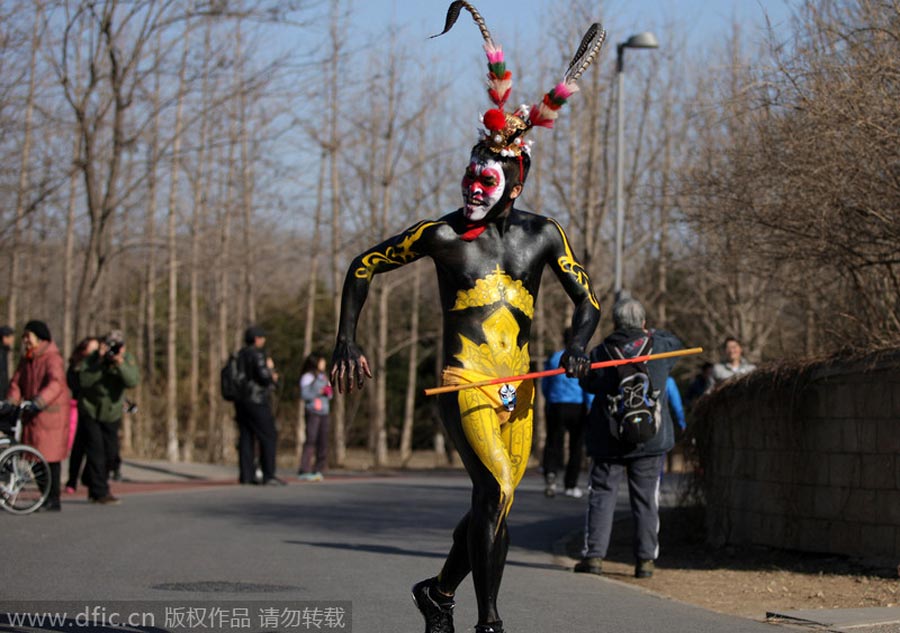Un corredor vestido como el Rey Mono participa en la 4ta "Carrera al desnudo" en el Parque Forestal Olímpico de Pekín. [Foto: IC]